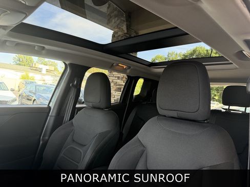 Used 2018 Jeep Renegade Latitude w/ Popular Equipment Group FWD image 13