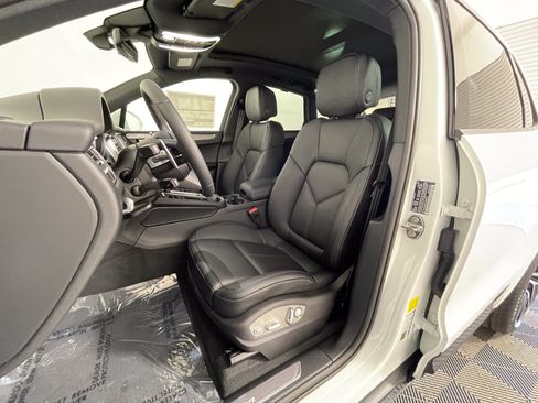 Certified 2026 Porsche Macan AWD/4WD image 5