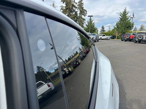 Used 2021 Tesla Model Y Long Range image 32