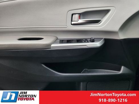 Used 2025 Toyota Sienna XLE image 25