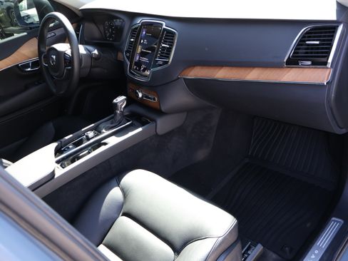 Used 2022 Volvo XC90 T6 Momentum w/ Advanced Package image 10