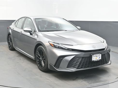Used 2025 Toyota Camry SE FWD image 3