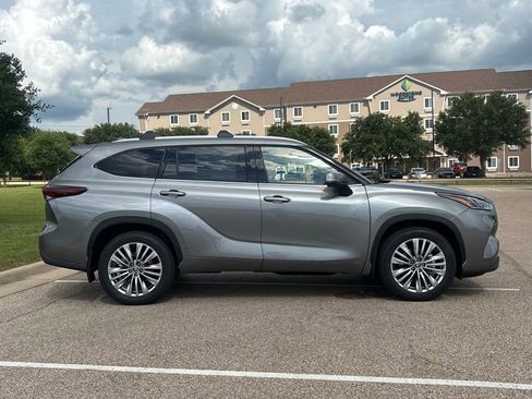New 2026 Toyota Highlander Platinum AWD/4WD image 5
