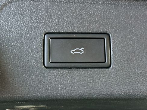 Used 2025 Volkswagen Atlas SE FWD image 31