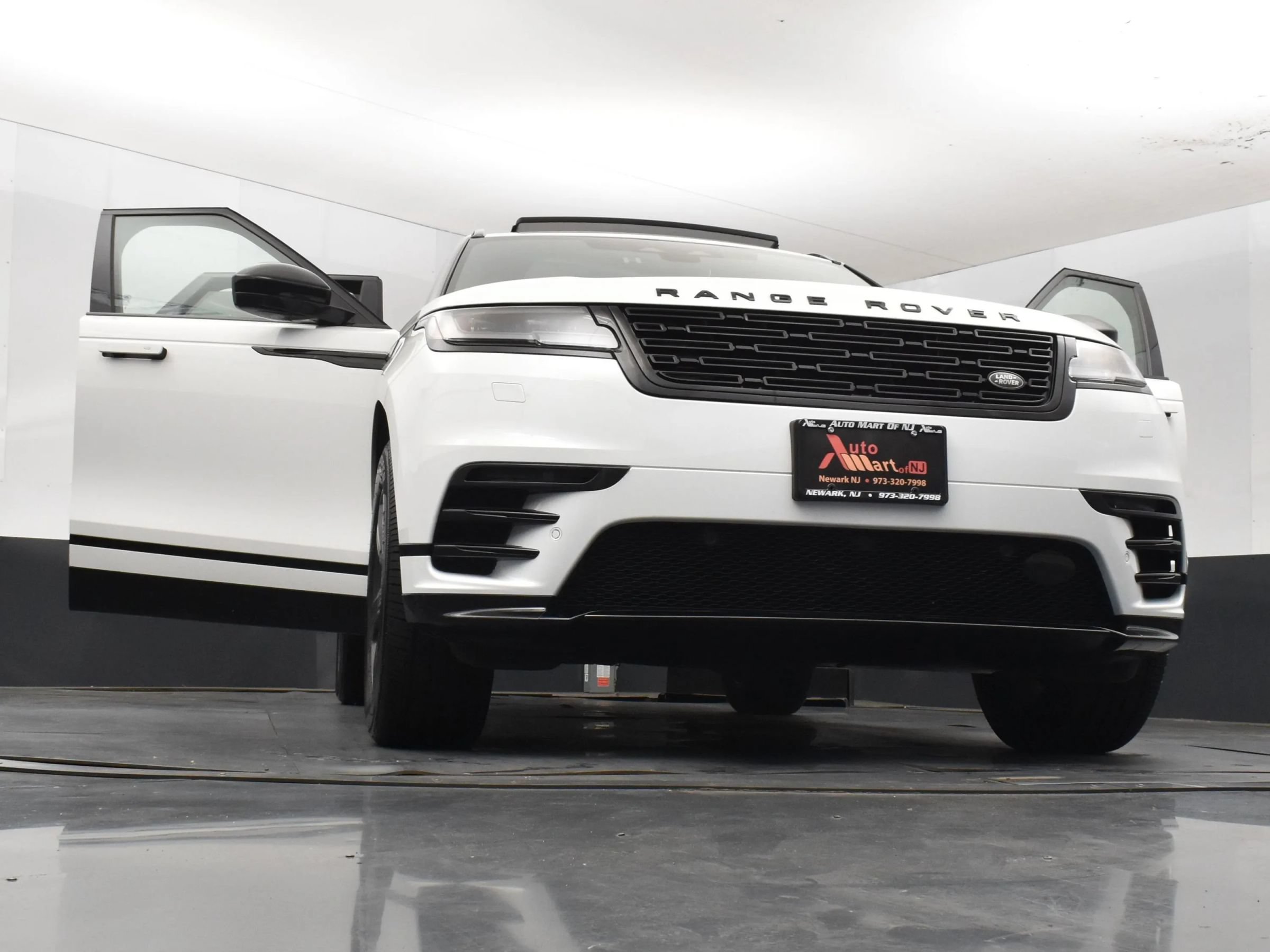 Used 2025 Land Rover Range Rover Velar Dynamic SE AWD/4WD image 8