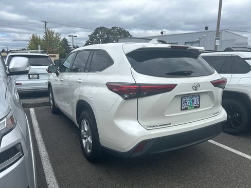 Used 2020 Toyota Highlander LE AWD/4WD image 4