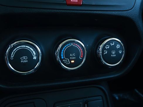 Used 2017 Jeep Renegade Latitude image 17