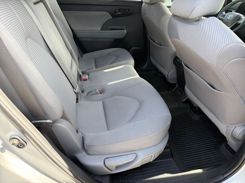 Used 2022 Toyota Highlander LE FWD image 26