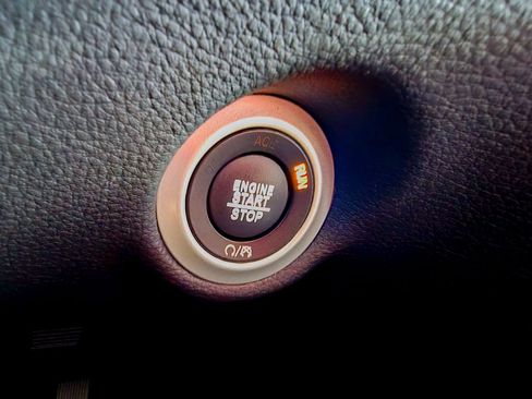 Used 2025 Chrysler Pacifica Limited image 16