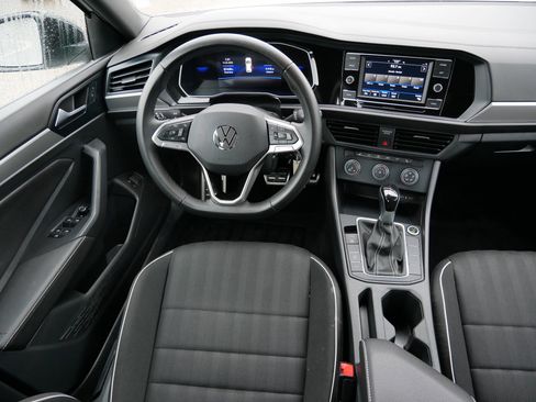 Used 2024 Volkswagen Jetta Sport image 9