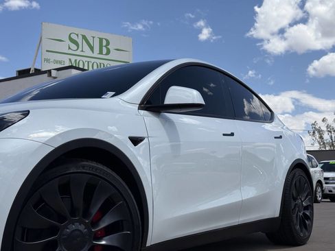 Used 2023 Tesla Model Y Performance AWD/4WD image 11