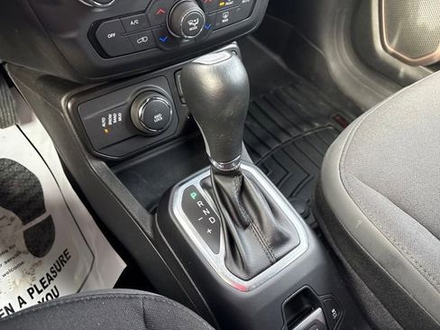 Used 2023 Jeep Renegade Latitude AWD/4WD image 18