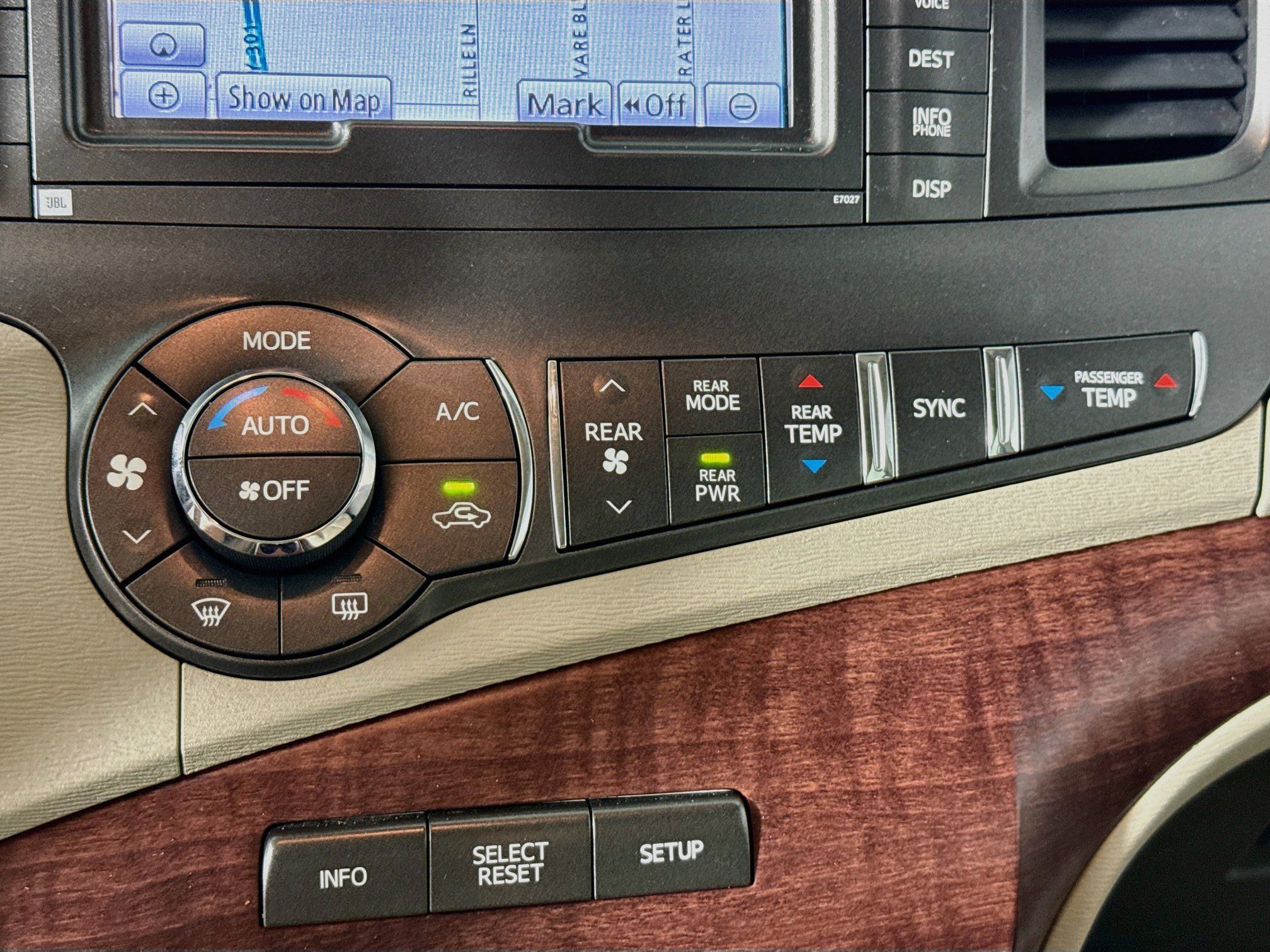 Used 2014 Toyota Sienna XLE w/ XLE Premium Package FWD image 19