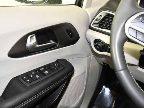 Used 2024 Chrysler Pacifica Touring-L FWD image 32