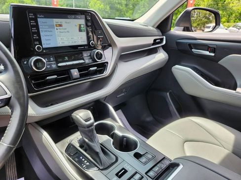 Used 2022 Toyota Highlander XLE AWD/4WD image 29