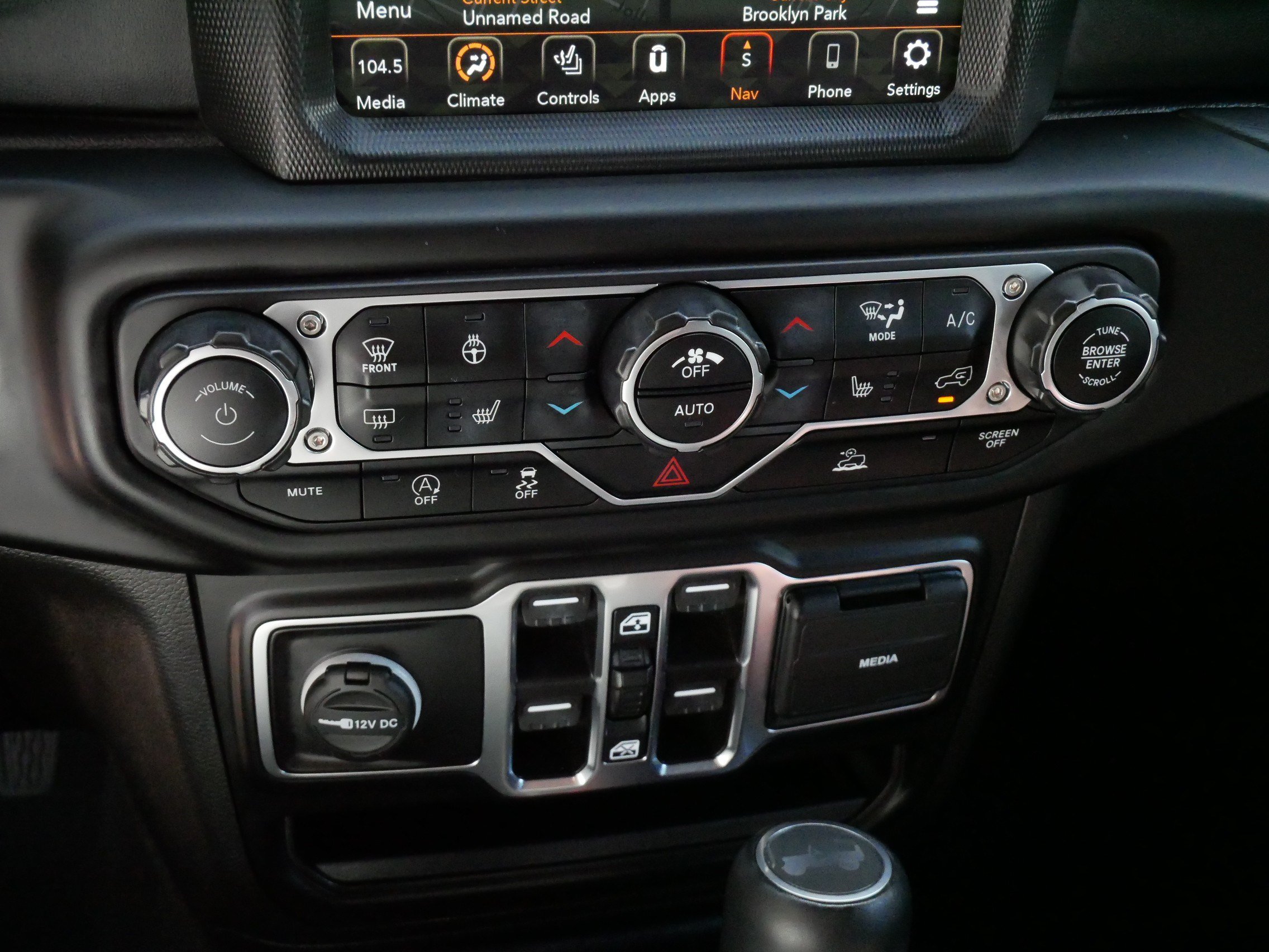 Used 2022 Jeep Wrangler Unlimited Sahara w/ Cold Weather Group AWD/4WD image 23