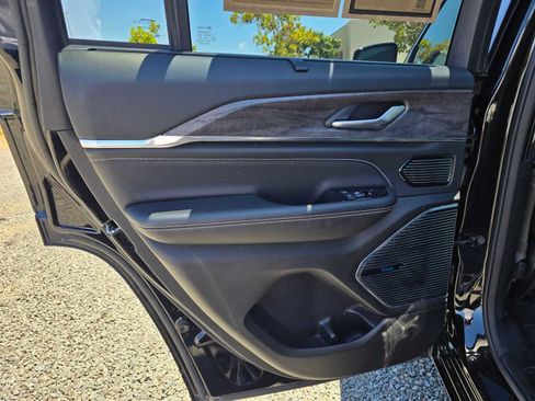 Used 2022 Jeep Grand Cherokee Overland w/ Luxury Tech Group IV AWD/4WD image 15