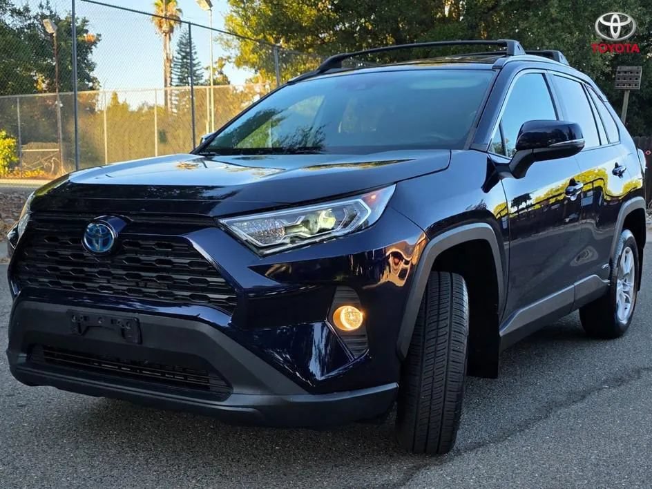 Used 2020 Toyota RAV4 XLE w/ Convenience Package AWD/4WD image 4