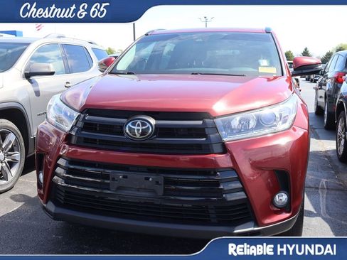 Used 2017 Toyota Highlander SE w/ Carpet Mat Package image 9