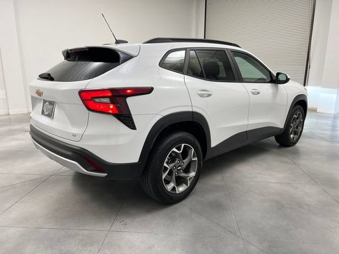 Used 2025 Chevrolet Trax LT FWD image 9