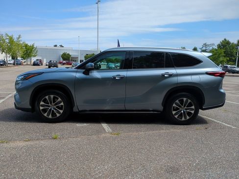 Used 2022 Toyota Highlander XLE FWD image 7