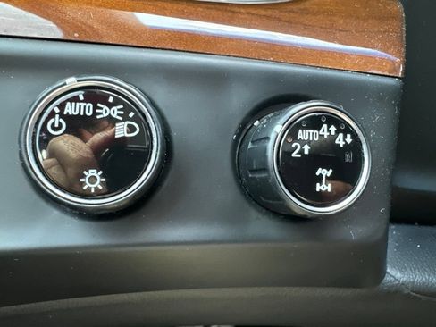 Used 2019 Cadillac Escalade Luxury AWD/4WD image 12