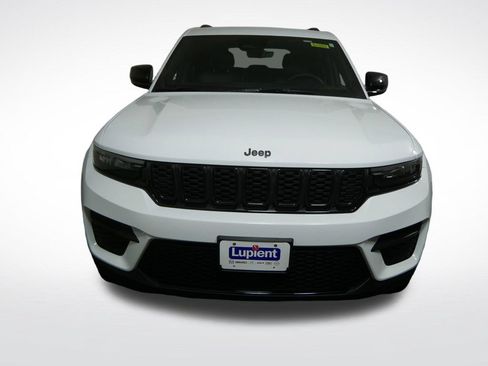 Used 2025 Jeep Grand Cherokee Altitude AWD/4WD image 9