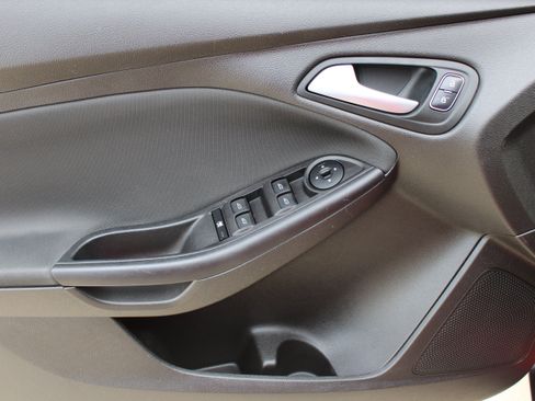 Used 2016 Ford Focus SE w/ SE Power Seat Package FWD image 20