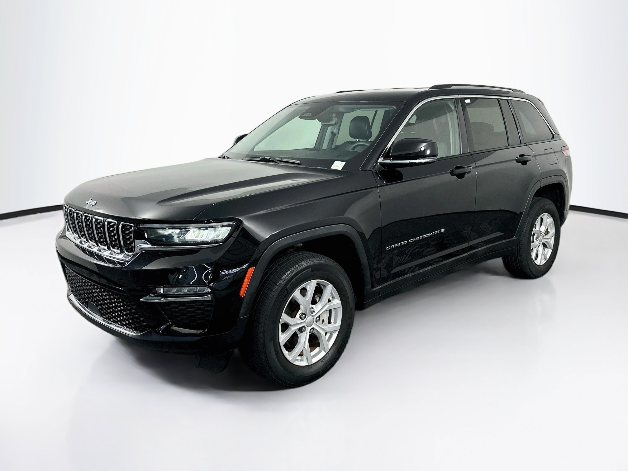 Used 2023 Jeep Grand Cherokee Limited RWD image 3
