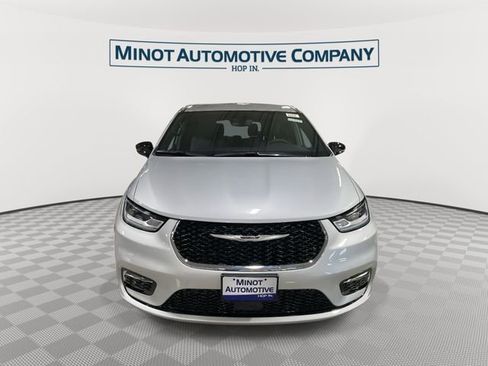 New 2026 Chrysler Pacifica Select image 3