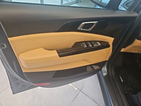 Used 2024 Kia Carnival EX image 12