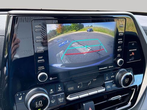 Used 2022 Toyota Highlander XLE AWD/4WD image 29