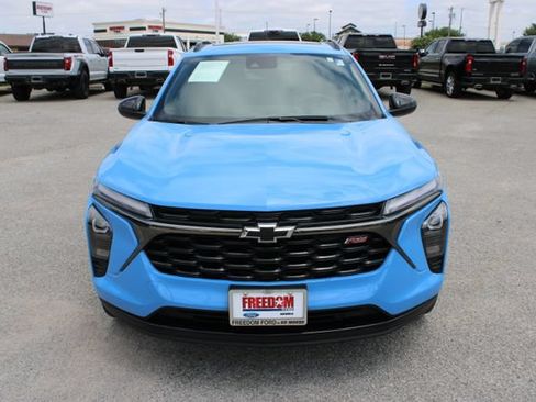 Used 2024 Chevrolet Trax RS w/ Sunroof Package FWD image 2