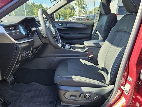 New 2025 Jeep Grand Cherokee Laredo image 10