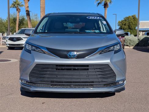 Used 2024 Toyota Sienna XLE image 9