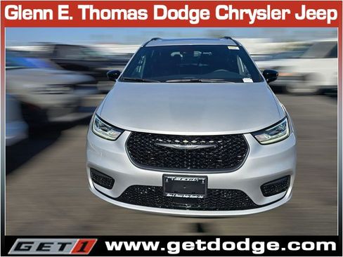 New 2026 Chrysler Pacifica Limited w/ S Appearance Package image 2