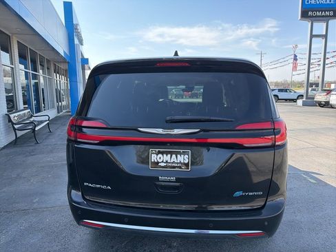 Used 2024 Chrysler Pacifica Limited image 4