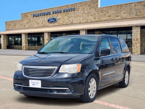 Used 2014 Chrysler Town & Country Touring FWD image 2
