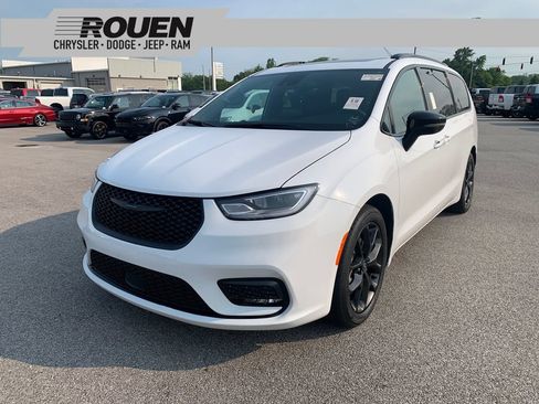 Used 2025 Chrysler Pacifica Limited FWD image 1