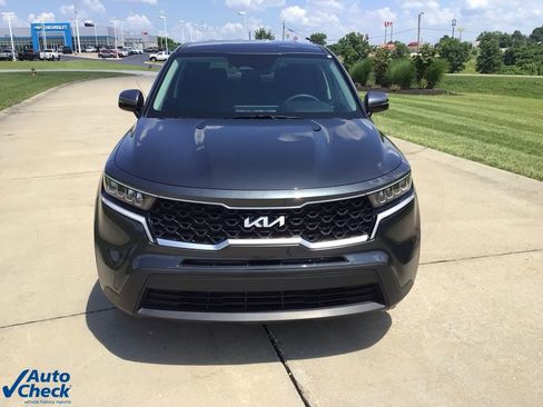 Used 2023 Kia Sorento LX image 2