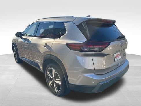Used 2024 Nissan Rogue SL image 3