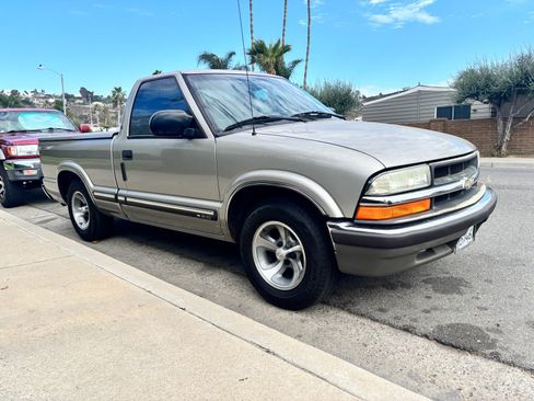 Used 2001 Chevrolet S10 Pickup LS w/ Preferred Equipment Group RWD image 2