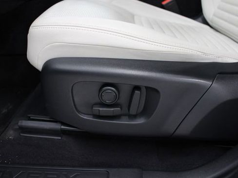 Used 2023 Land Rover Discovery Sport SE image 27