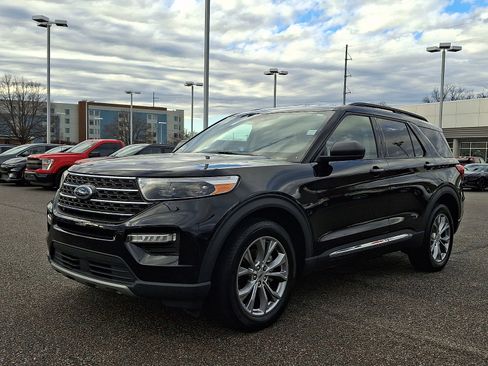 Used 2022 Ford Explorer XLT w/ Equipment Group 202A image 4