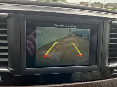 Used 2018 Chrysler Pacifica Touring-L FWD image 19