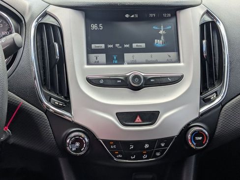 Used 2017 Chevrolet Cruze LS FWD image 13