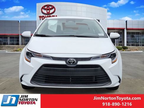 Used 2025 Toyota Corolla LE FWD image 2