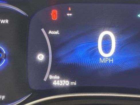 Used 2024 Chrysler Pacifica Select image 25