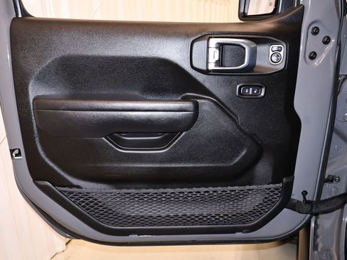 Used 2023 Jeep Gladiator Willys image 9