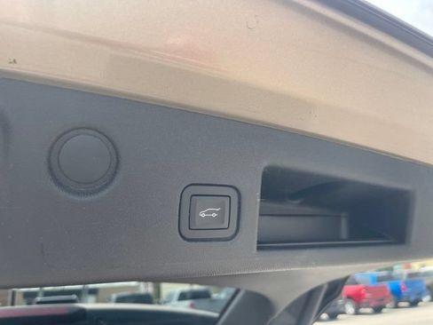 Used 2018 Chevrolet Equinox LT FWD image 38
